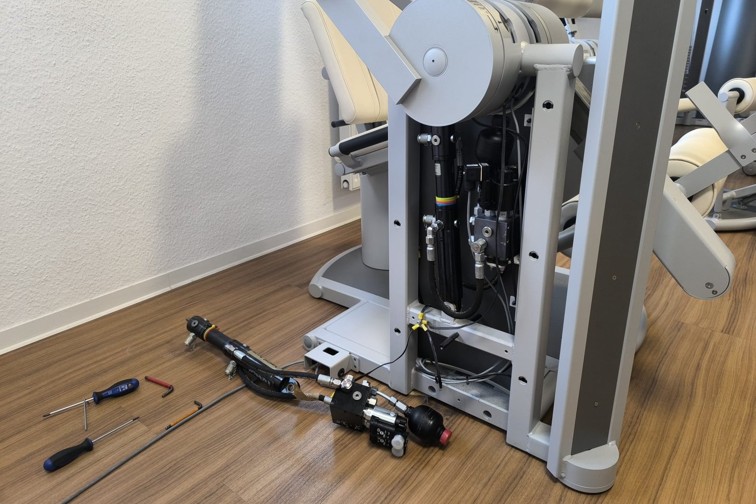 Appareil de musculation carénage ouvert, vérin hydraulique et bloc de distribution déposés devant