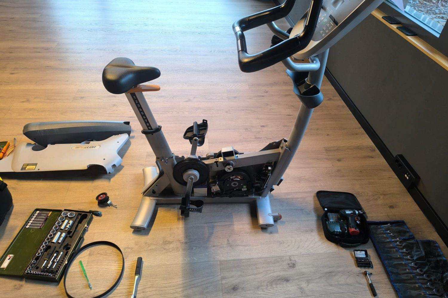 Für den Service geöffneter Ergometer mit danebenliegendem Werkzeug