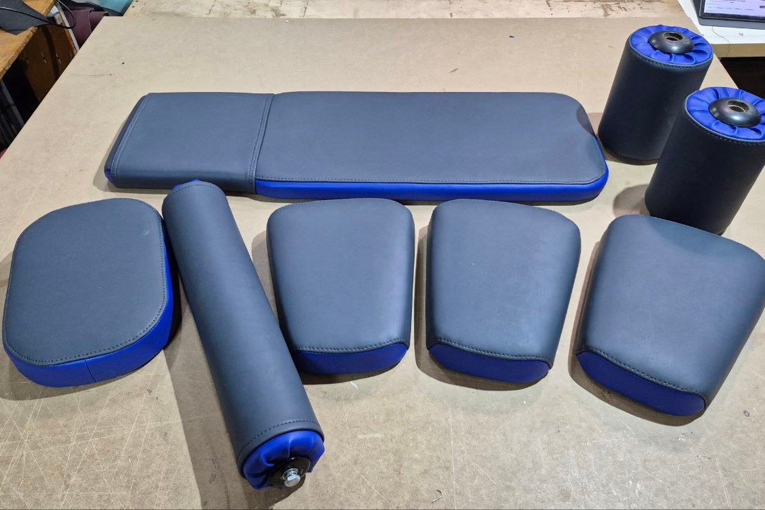 Jeu de garnitures gris et bleu avec rouleaux assortis, prêt à reposer