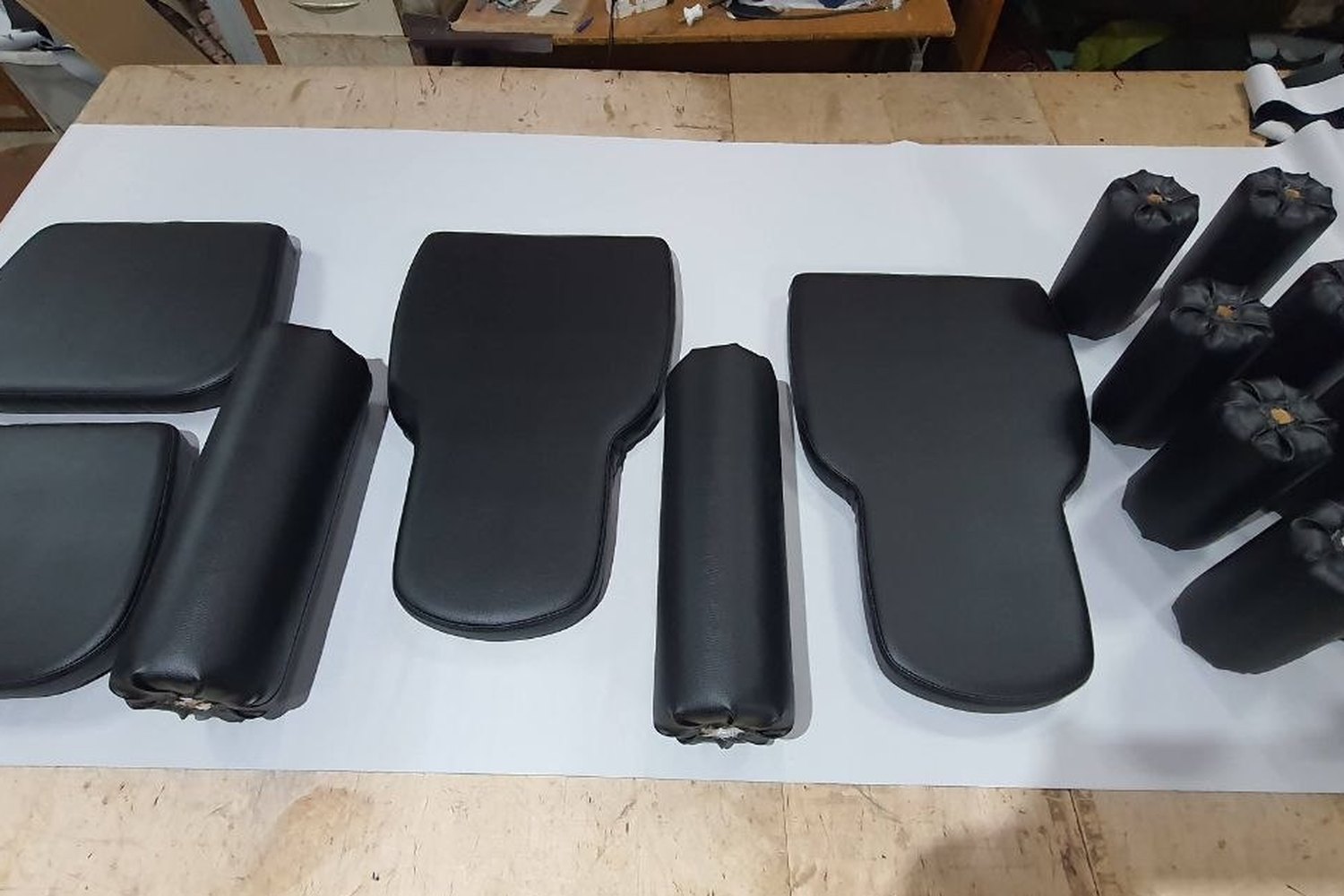 Jeu complet de garnitures d’un appareil en noir, garnitures et rouleaux réunis
