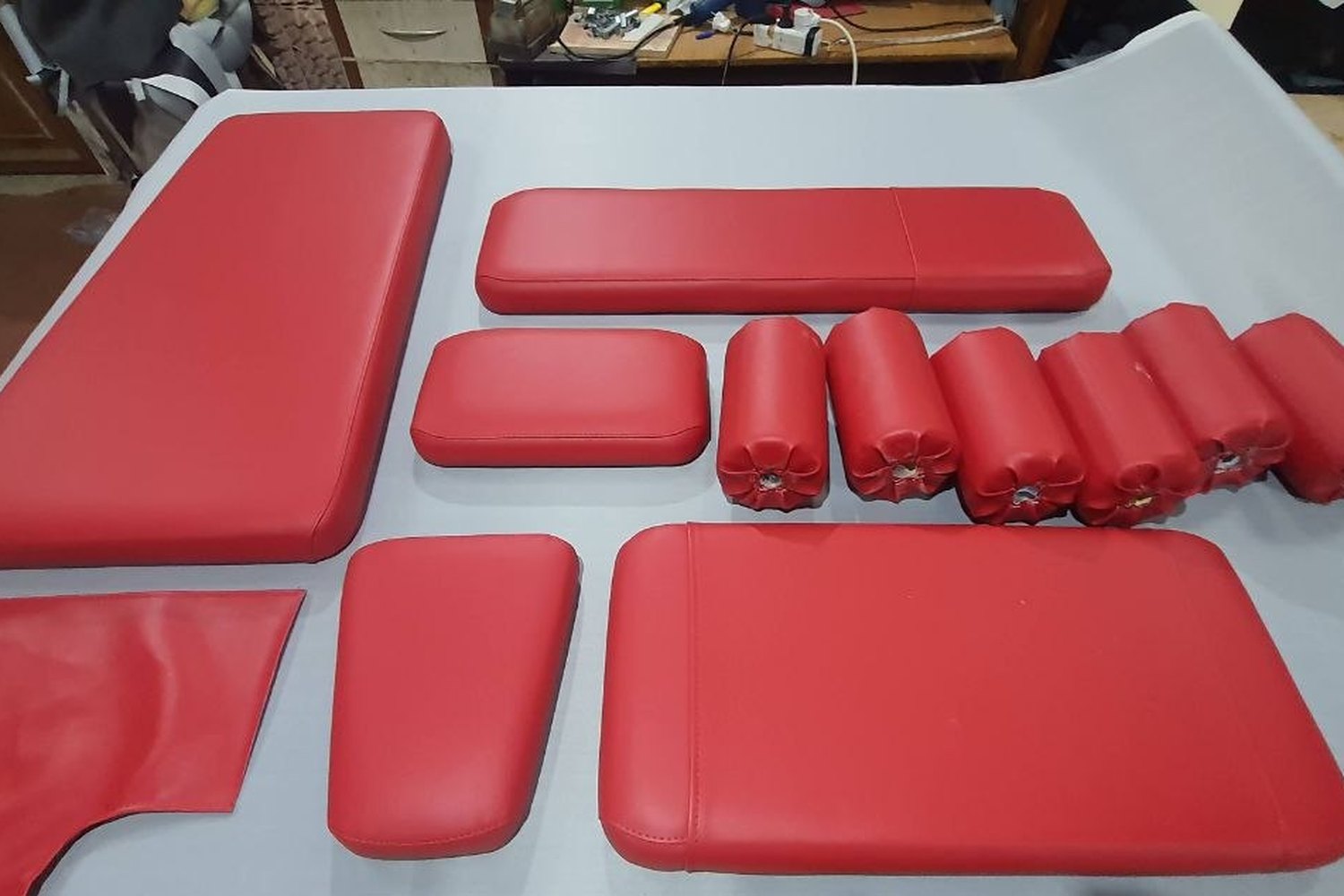 Jeu complet de garnitures en rouge avec rouleaux et découpes sur l’établi