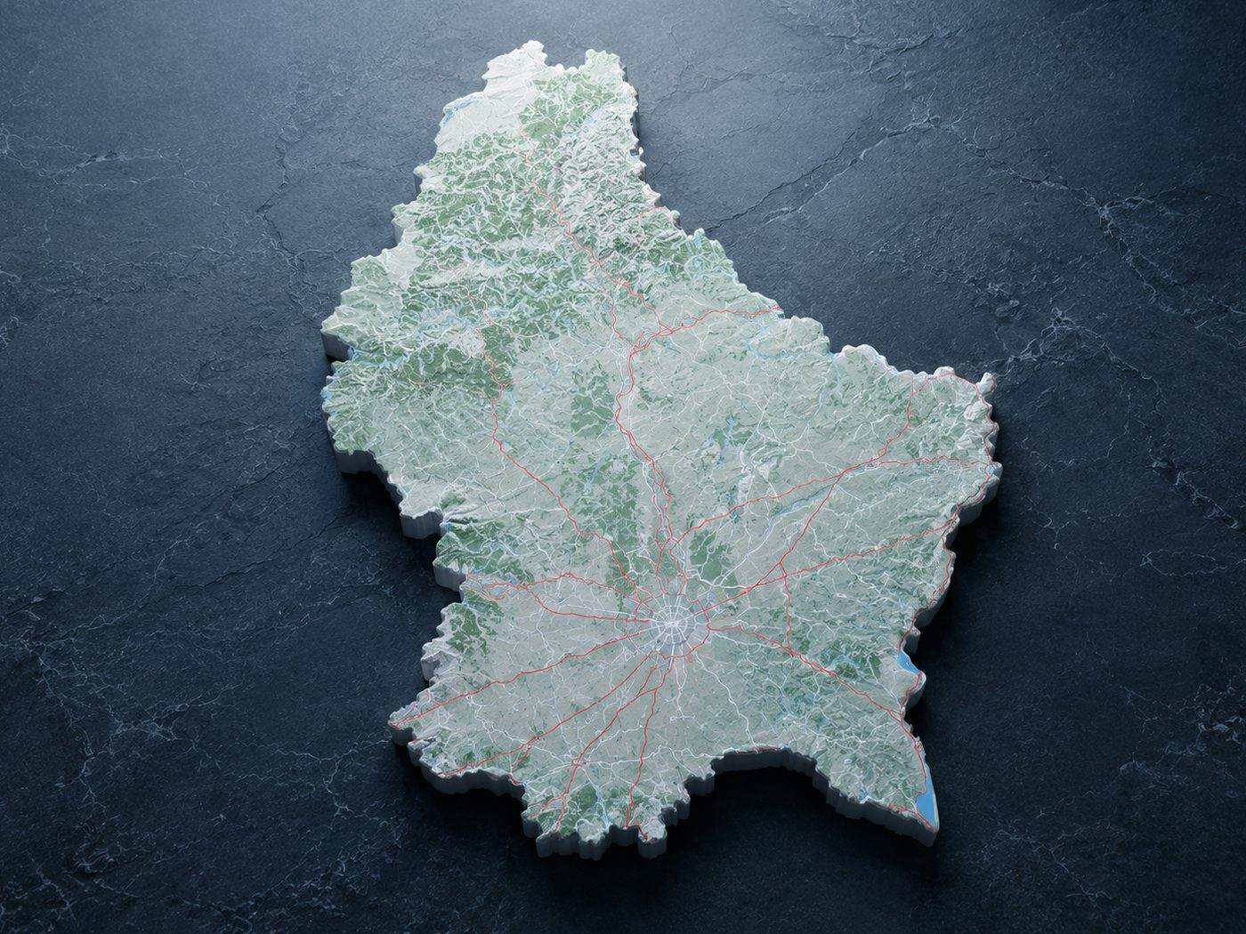 Reliefkaart vu Lëtzebuerg mam Stroossennetz — eist Servicegebitt ass dat ganzt Land