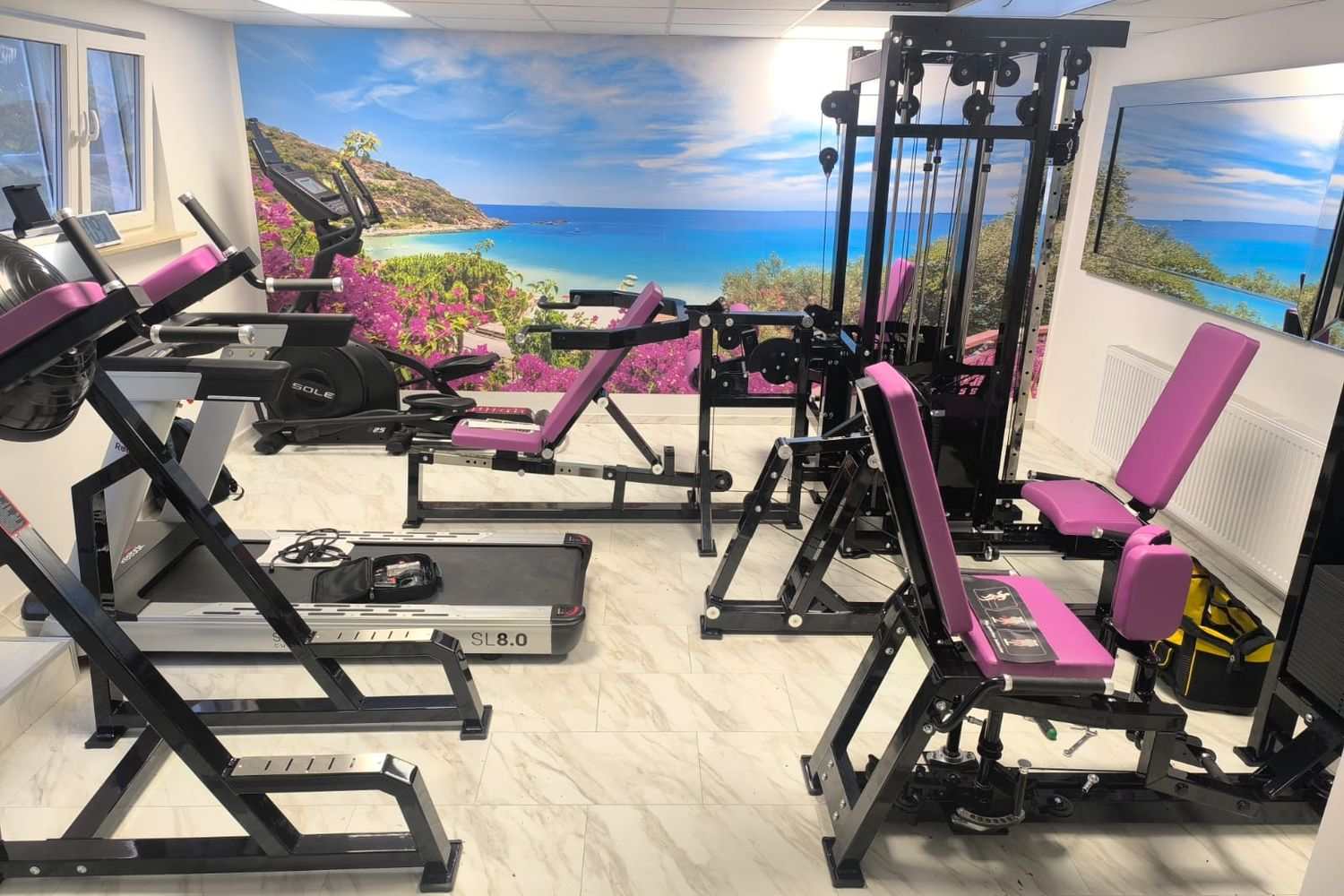 Klengt privat Studio mat Beenpress, Kabelzuch, Laafband a rosa Polsteren