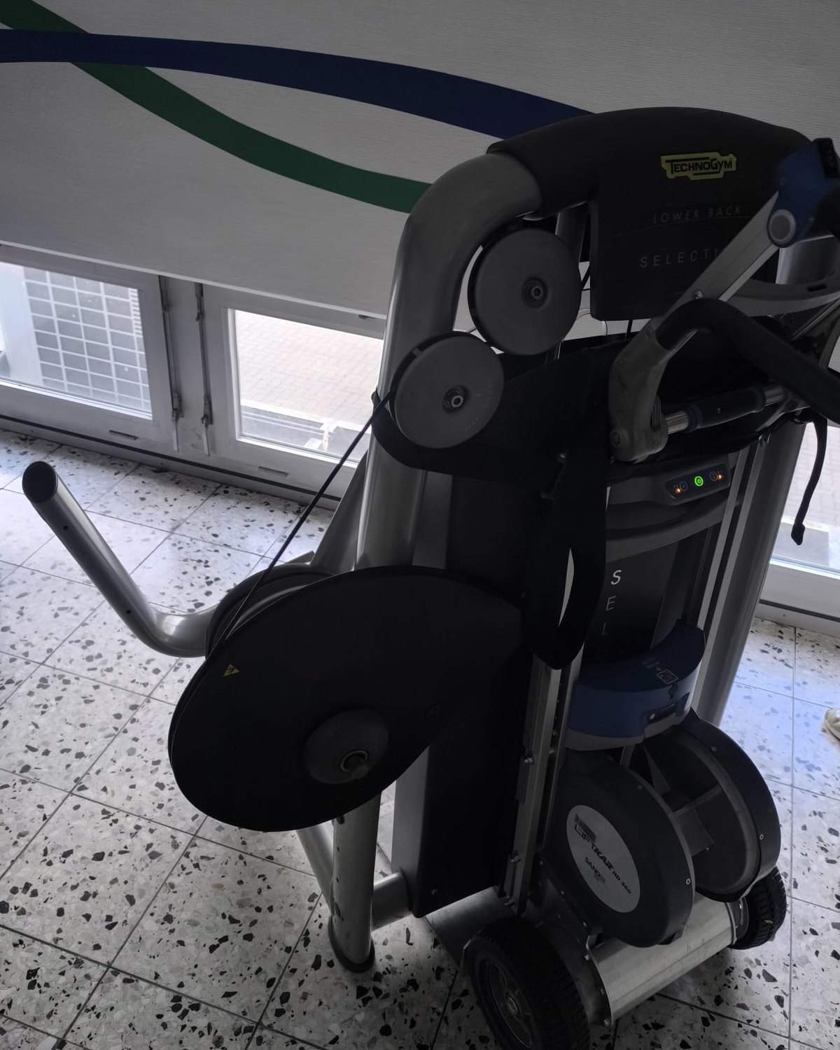 Appareil de musculation sanglé sur un diable monte-escalier, prêt à être sorti