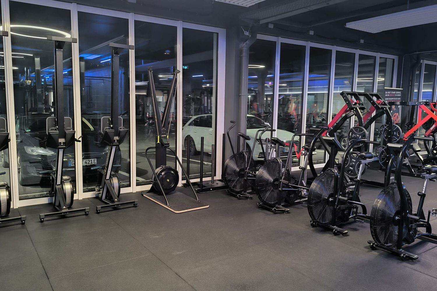 Reihe von Airbikes, Rudergeräten und Ski-Ergometern auf einer Cardiofläche in Luxemburg