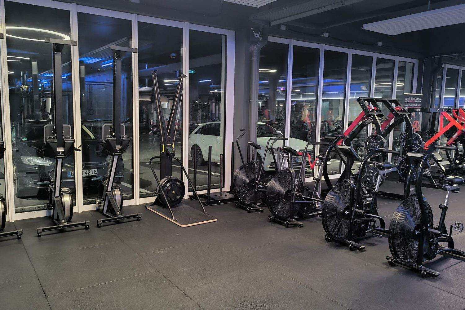 Cardioberäich vun engem moderne Fitnessstudio mat Ruddergeräter, Ski-Ergometer an Airbikes