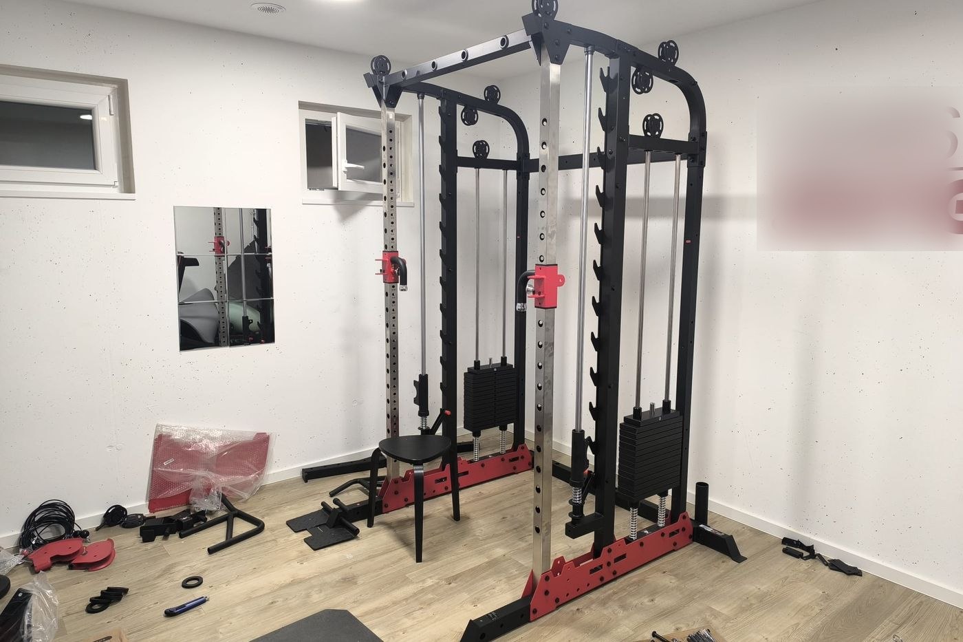 Pièces, jeux de visserie et notice de montage ouverte au sol de la salle