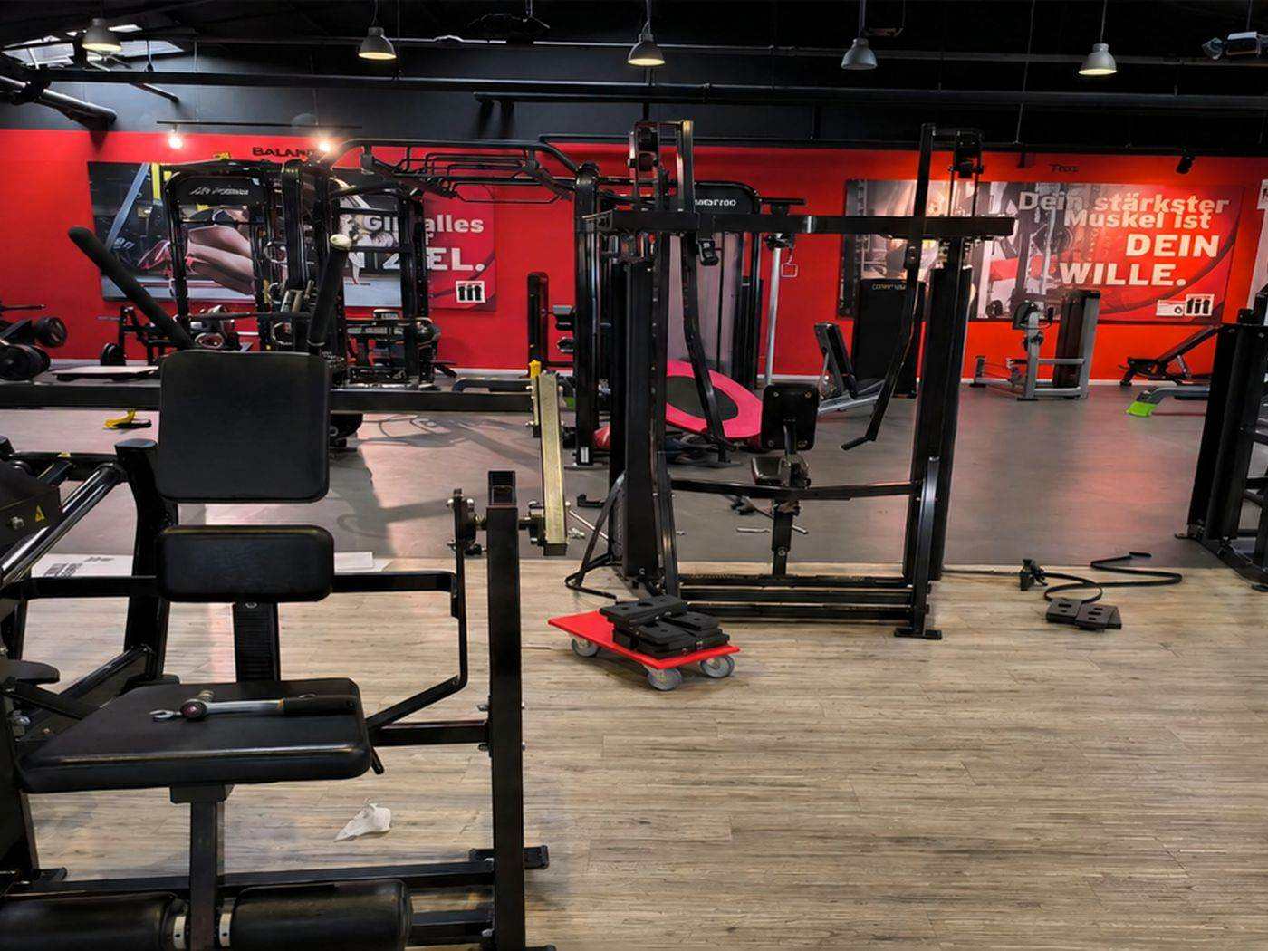 Plateau de musculation équipé, du type que nous entretenons au Luxembourg
