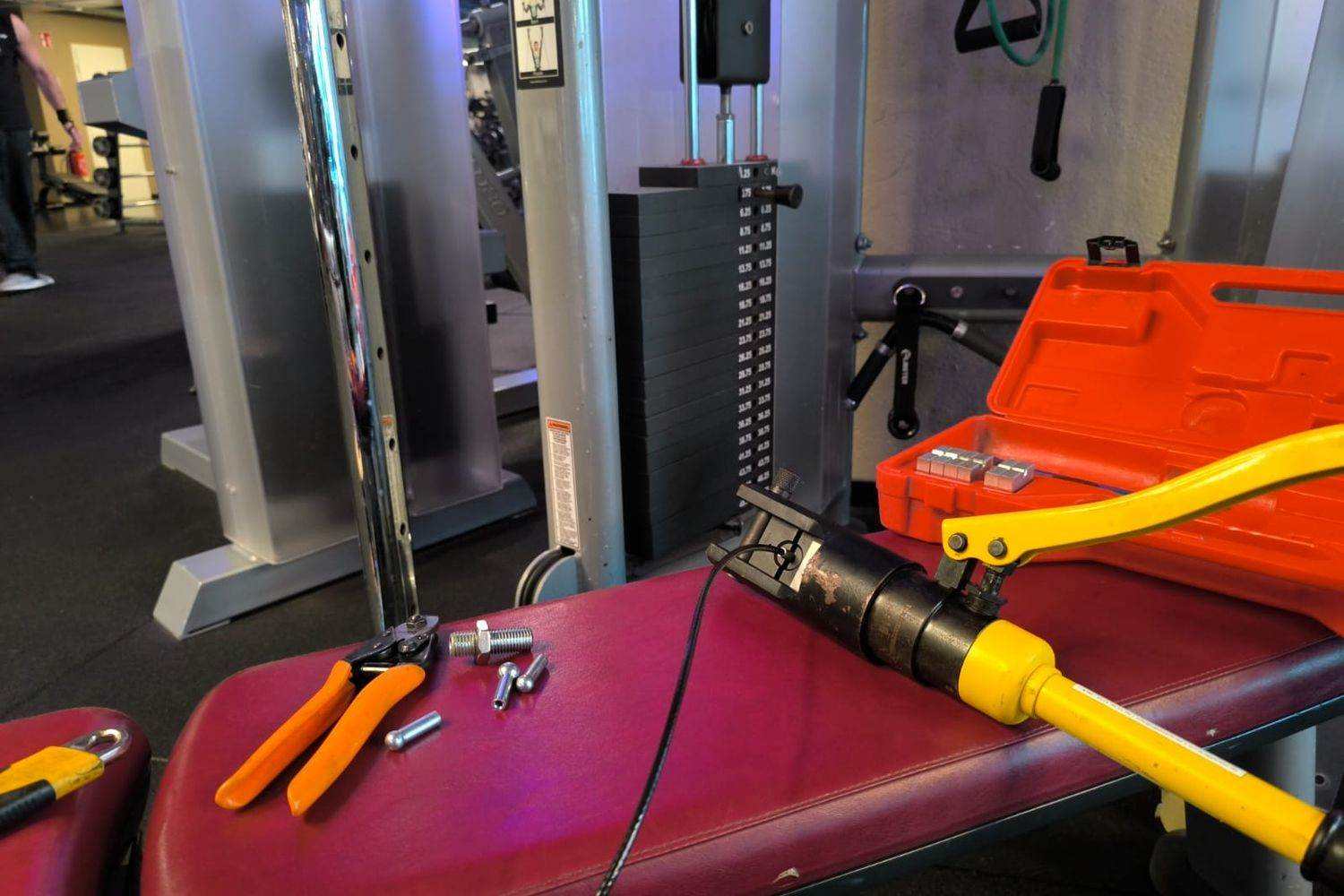 Presse hydraulique sertissant un embout de câble acier neuf près d’une station à poulies