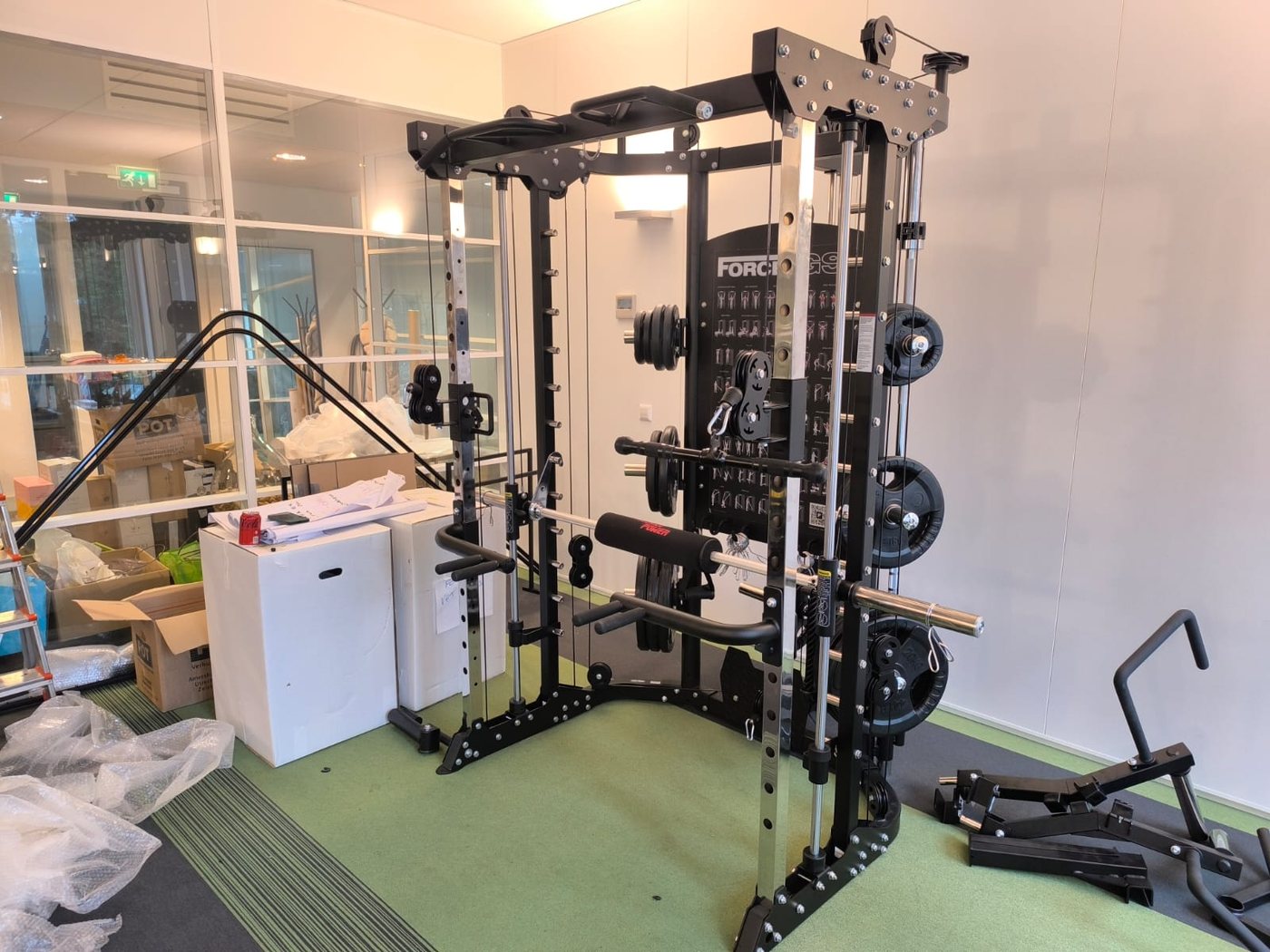 Station de musculation multifonction entièrement montée, disques et barre en place