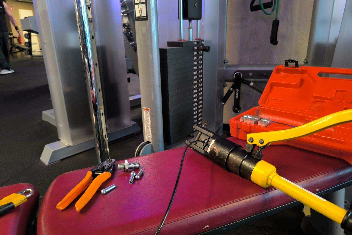 Hydraulesch Press beim Verpresse vun engem neie Seelenn nieft enger Kabelzuchstatioun