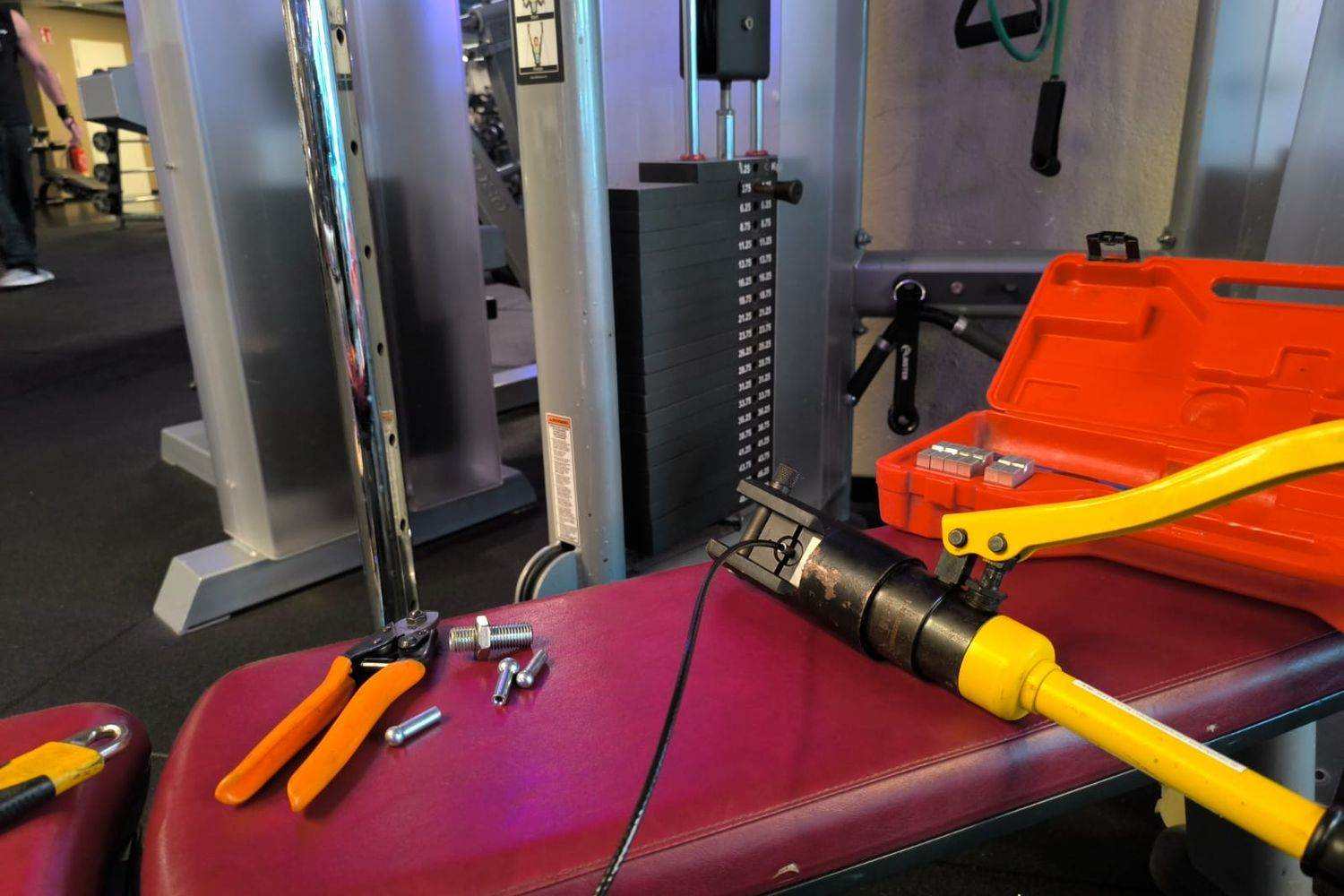 Hydraulische Presse beim Verpressen eines neuen Seilendes neben einer Kabelzugstation