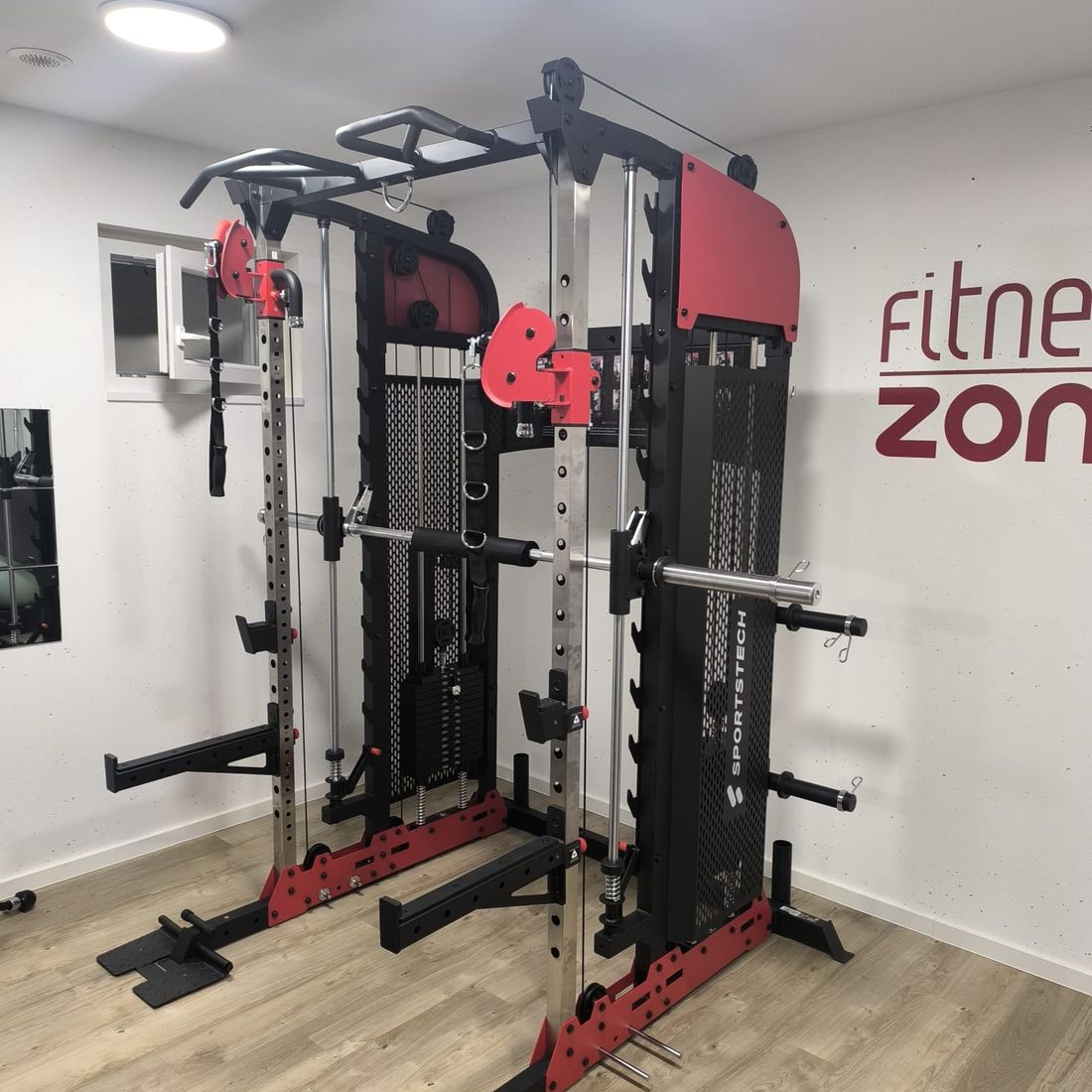 Station de musculation entièrement montée avec smith machine, barre et accessoires en place