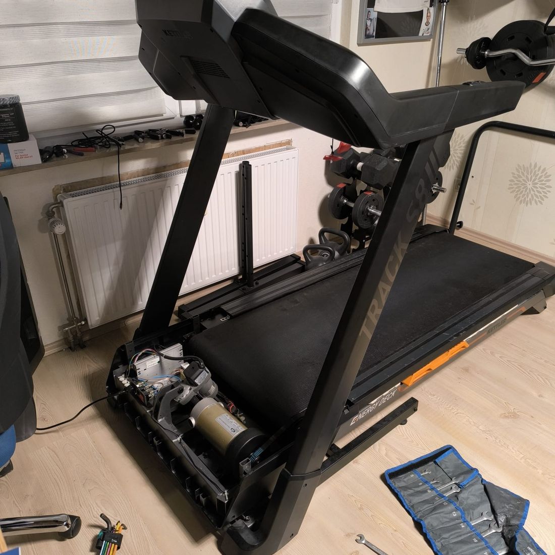 Tapis de course à domicile capot déposé, moteur et électronique accessibles