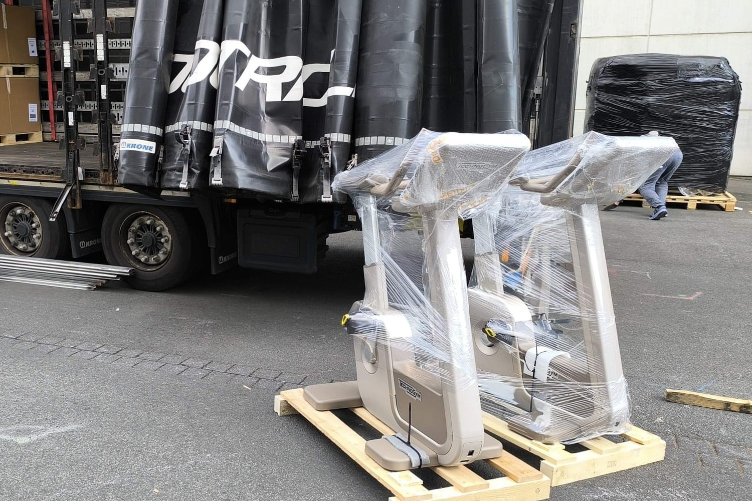 Appareils filmés sur palettes à côté du camion, prêts au chargement